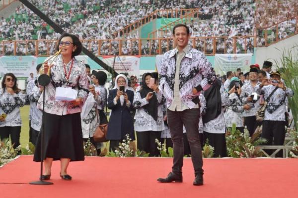 Hal ini disampaikan di depan 37.556 guru yang memadati Stadion Wibawa Mukti, Cikarang, Bekasi, Jawa Barat pada Sabtu (30/11) pagi, dalam rangka memperingati HUT PGRI ke-74 dan Hari Guru Nasional (HGN) 2019.