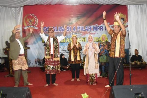 Pagelaran seni budaya Lampung itu antara lain diisi dengan pantun/syair Lampung, lagu diiringi gitar klasik Lampung