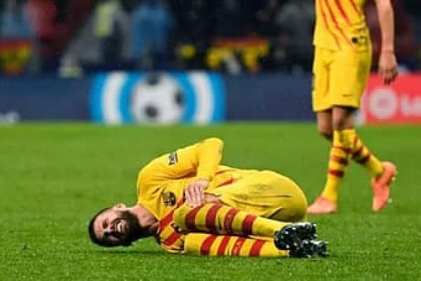  Gerard Pique terpaksa ditarik keluar di menit-menit akhir kemenangan 1-0 Barcelona atas Atletico Madrid karena cedera.