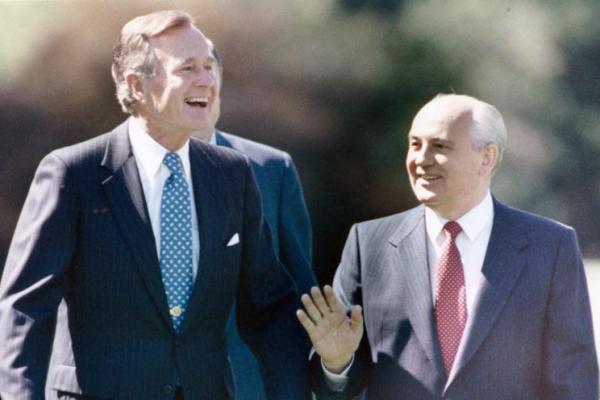 Pada 3 Desember 1989, Presiden AS George HW Bush dan pemimpin Soviet Mikhail Gorbachev menyatakan Perang Dingin berakhir pada pertemuan puncak di Malta.