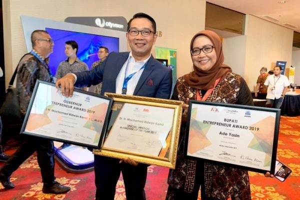 Penghargaan dari Philip Kotler Center for ASEAN itu diraih karena Ade Yasin dianggap sukses mengembangkan sektor pariwisata di Kabupaten Bogor.
 
 
 
