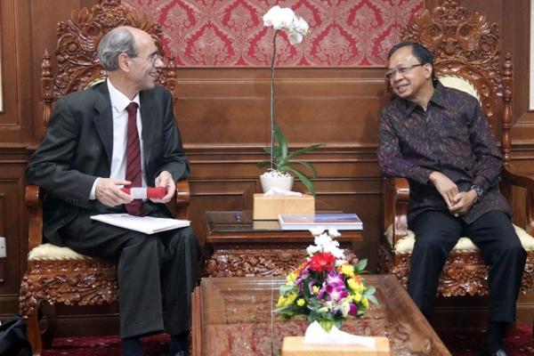 Gubernur Bali Wayan Koster menerima kunjungan Duta Besar Swiss Kurt Kunz di Ruang Tamu Gubernur Bali, Kantor Gubernur Bali, Rabu (4/12).