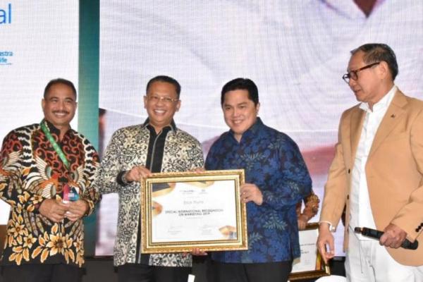 Ketua MPR RI Bambang Soesatyo memberikan sertifikat penghargaan dan piala Marketeer of the Year 2019