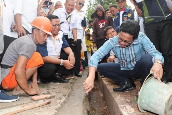 Menteri Desa, Pembangunan Daerah Tertinggal, dan Transmigrasi Abdul Halim Iskandar meninjau pemanfaatan dana desa di Desa Bojongkulur, Kecamatan Gunung Putri, Kabupaten Bogor