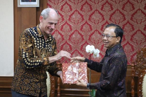 Gubernur Bali Wayan Koster kembali menegaskan komitmennya bahwa dengan berbagai upaya akan menjaga kebersihan dan kesucian alam Bali.