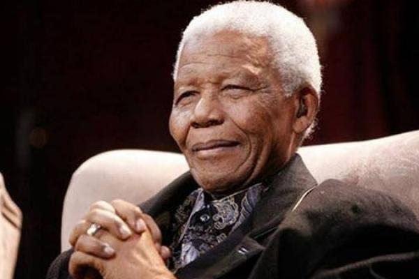 Mandela menghembuskan napas terakhirnya pada 5 Desember 2013, di kediamannya di Johannesburg, pada usia 95 tahun. Ia menderita menderita infeksi saluran pernafasan.