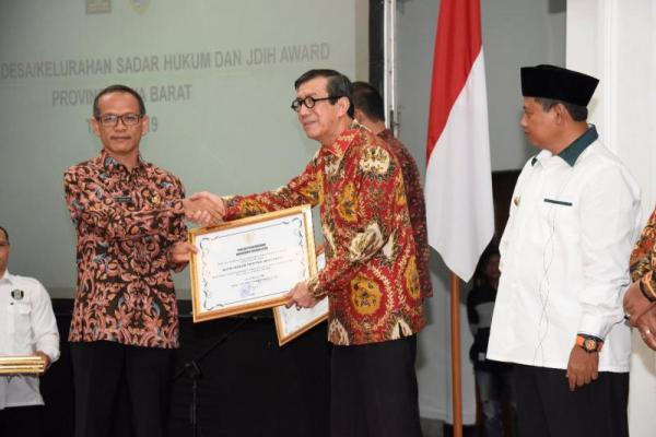 Asisten Administrasi Pemerintah Kabupaten Bogor, Yous Sudrajat berterima kasih kepada kecamatan dan Desa yang sudah berupaya memberikan berbagai pembinaan masyarakat sadar hukum.
 
 
 