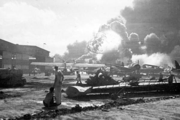Pada 7 Desember 1941, Jepang melancarkan serangan diam-diam di Pearl Harbor di Hawaii, menewaskan 2.403 orang dan melontarkan Amerika Serikat ke dalam Perang Dunia II.