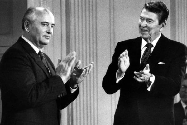 Pada 8 Desember 1987, Presiden AS Ronald Reagan dan pemimpin Soviet Mikhail Gorbachev menandatangani perjanjian pertama antara kedua negara adidaya untuk mengurangi senjata nuklir