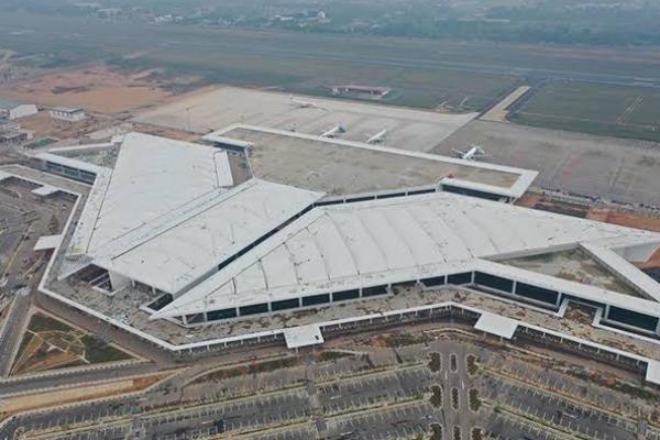 Operasi boyong yang merupakan momen pemindahan alat dan fasilitas operasional bandara dilakukan pada Senin, 9 Desember malam.