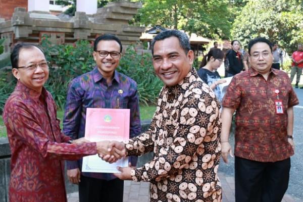 Gubernur Bali Wayan Koster menyerahkan hibah kendaraan operasional kepada tiga instansi, yakni Komisi Pemilihan Umum (KPU) Daerah Bali, BNN Provinsi Bali dan Kepolisian Daerah Bali (Polda Bali).