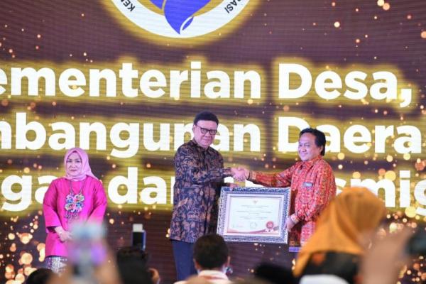 Penghargaan diberikan langsung oleh Menteri PANRB, Tjahjo Kumolo kepada Kepala Biro Humas dan Kerjasama Kemendes PDTT, Bonivasius Prasetya Ichtiarto di Hotel Le Meridien Jakarta, Senin (9/12). 