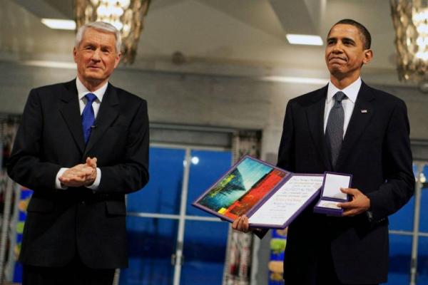 Pada 10 Desember 2009, Presiden Barack Obama menerima Hadiah Nobel Perdamaian, mendesak peserta untuk meraih dunia 