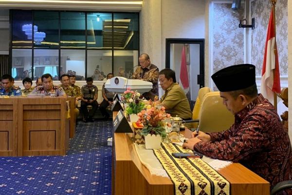Gubernur Lampung Arinal Djunaidi mengadukan sedikitnya dua persoalan serius yang terjadi di Lampung saat bertemu Ketua DPD RI AA LaNyalla Mahmud Mattalitti.