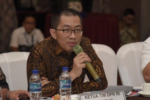 Ketua Komisi VI DPR, Faisol Riza menilai Komisaris Utama (Komut) PT Pertamina, Basuki Tjahaja Purnama alias Ahok hanya menyampaikan keluhan terhadap situasi dan kondisi perusahaan pelat merah tersebut.