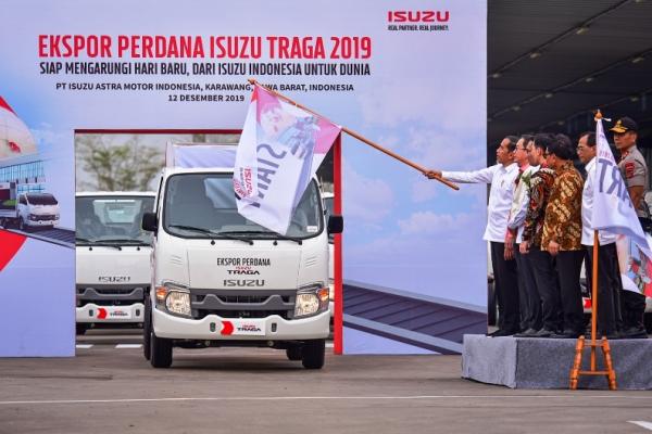 Presiden Jokowi menantang industri otomotif nasional agar bisa mengeluarkan minimal 1 juta unit dari Indonesia pada tahun 2024 mendatang