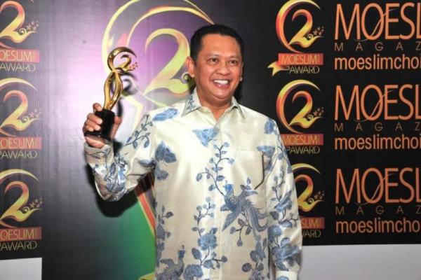 Ketua MPR RI Bambang Soesatyo menerima penghargaan Democracy Award di ajang Moeslim Choice Award 2019