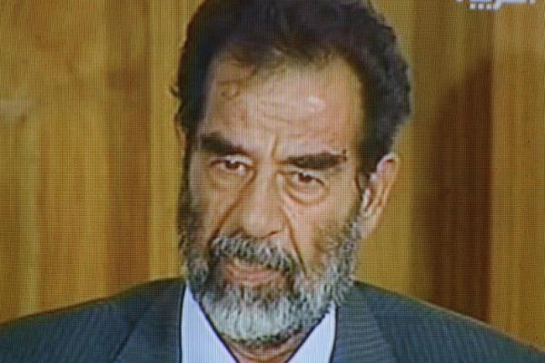 Pada 13 Desember 2003, Saddam Hussein yang berjenggot dan tampaknya kehilangan arah, presiden Irak yang digulingkan, ditangkap oleh pasukan AS