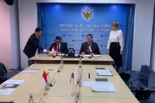 Menkumham, Yasonna H. Laoly menandatangani Perjanjian Bantuan Hukum Timbal Balik dalam Masalah Pidana/Mutual Legal Assistance (MLA) antara Republik Indonesia dengan Federasi Rusia di Moskow, Jumat (13/12).
