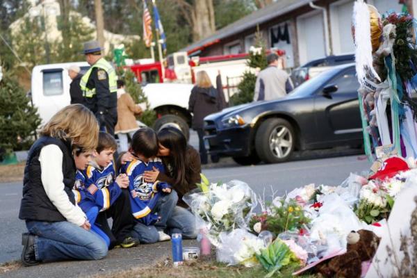 Pada 14 Desember 2012, seorang pria bersenjata membunuh 27 orang, termasuk 20 anak-anak di Sekolah Dasar Sandy Hook di Newtown, Conn., Kemudian bunuh diri.
