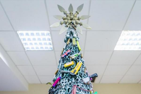 Bandara di Lithuania mengambil pendekatan yang tidak biasa untuk dekorasi dengan merakit pohon Natal dari barang-barang yang disita.