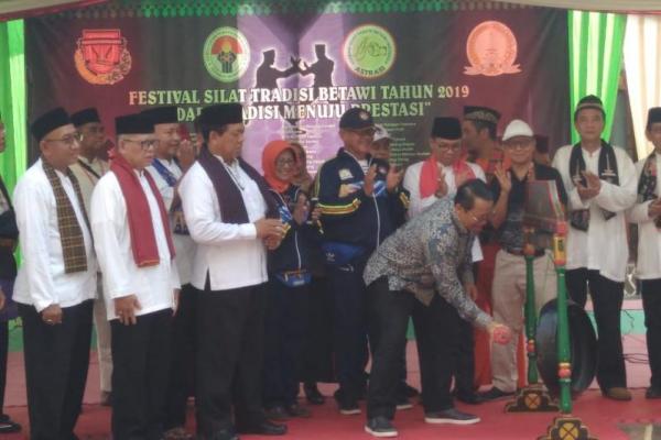 Pemerintah DKI Jakarta terus mendorong agar tradisi pencak silat tak hanya mampu memberikan prestasi-prestasi bagi para pesilat