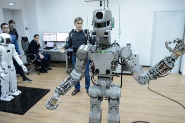 perusahaan Teknologi Android Rusia dan perusahaan startup GITAI Jepang berencana untuk membuat robot untuk beroperasi di permukaan bulan.