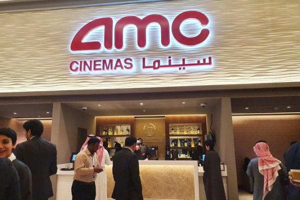Lokasi AMC di Kerajaan adalah hasil kolaborasi antara Development and Investment Entertainment Company (DEIC), anak perusahaan yang sepenuhnya dimiliki Dana Investasi Publik (PIF) dan rantai bioskop Amerika Serikat (AS).