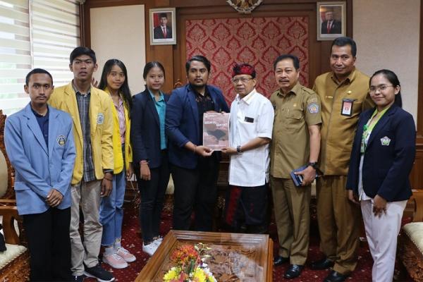 Gubernur Bali Wayan Koster menerima perwakilan mahasiswa yang tergabung dalam aliansi BEM se-Bali di Ruang Tamu Gubernur Bali, Denpasar, Senin (16/12).