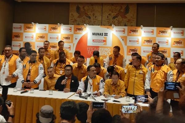 Ketua Umum (Ketum) Partai Hanura yang terpilih secara aklamasi pada Munas ke-III, Oesman Sapta Odang (OSO) menanggapi santai pernyataan Wiranto yang menyatakan mundur sebagai Dewan Pembina.