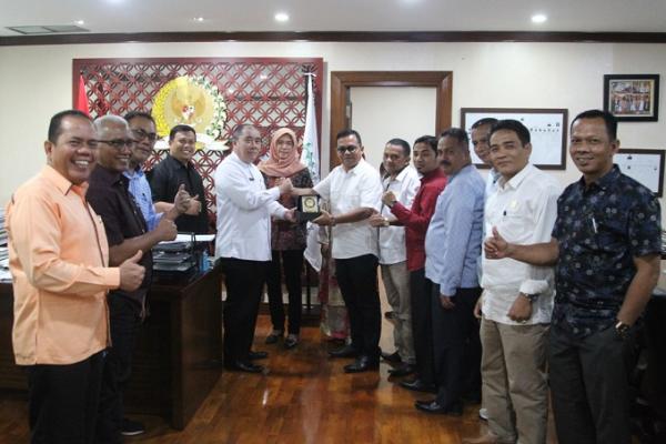 Sekretaris Jenderal DPD RI Reydonnyzar Moenek menerima rombongan delegasi DPRD Kabupaten Tanah Datar. Pada pertemuan tersebut, kedua lembaga negara ini saling bertukar pikiran terkait tugas dan fungsinya.