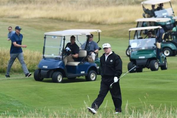 Trump menghabiskan USD118 juta dolar untuk memuaskan hobinya bermain golf. Angka ini setara dengan 296 tahun dari gaji presiden USD400.000 yang tidak diterimanya.