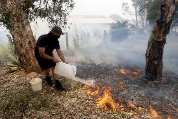 Empat petugas pemadam kebakaran NSW dirawat karena terbakar dan menghirup asap