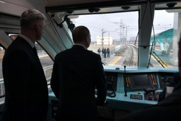 peluncuran membuka layanan kereta api sepanjang jembatan baru senilai $ 4 miliar yang menghubungkan Rusia ke semenanjung Krimea.