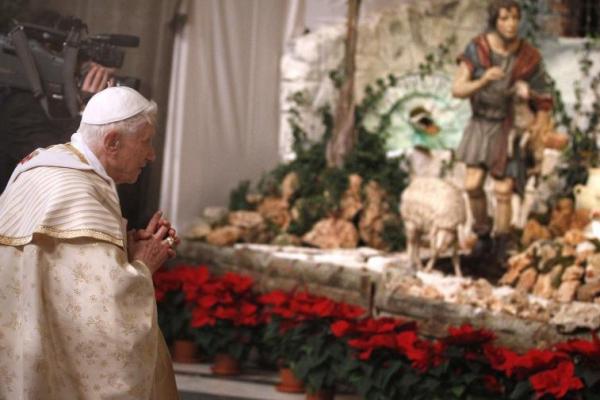 Pada tanggal 25 Desember 2007, Paus Benediktus XVI mengungkapkan adegan kelahiran gaya baru di Lapangan Santo Petrus di Vatikan. Itu menggambarkan kelahiran Yesus di rumah Yusuf.