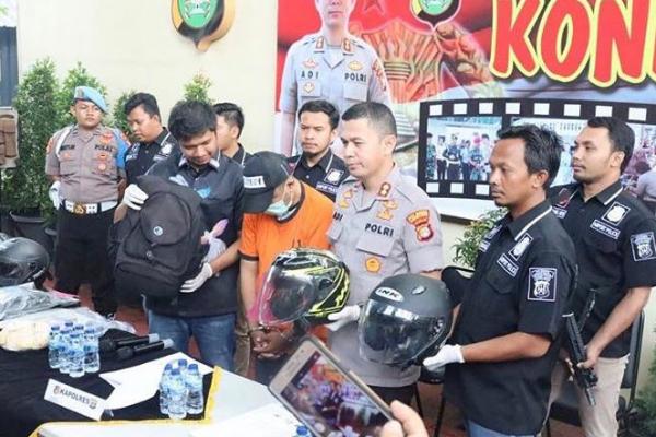 Seorang pencuri helm di kawasan Bandara Soekarno Hatta berhasil diringkus kepolisian. Dijual kemana helmnya?