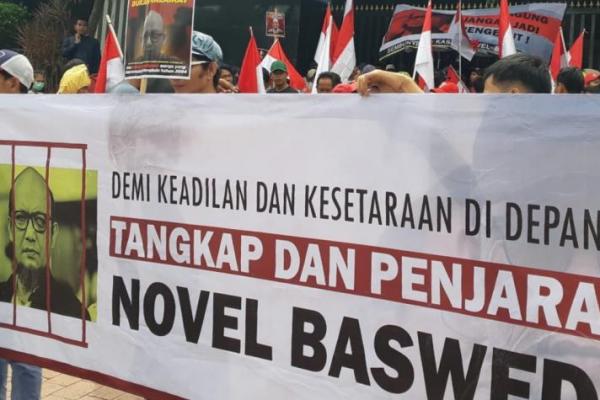 Masa aksi yang tergabung dalam Himpunan Aktivis Milenial (HAM) Indonesia menuntut agar Kejagung segera melanjutkan proses hukum penyidik KPK Novel Baswedan.