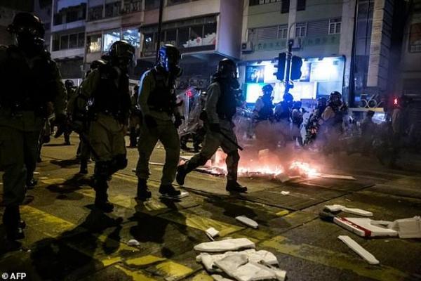 Polisi Hong Kong menembakkan gas air mata beberapa menit jelang pergantian tahun 2019 ke 2020, ketika pengunjuk rasa pro-demokrasi menandai malam Tahun Baru dengan demonstrasi.