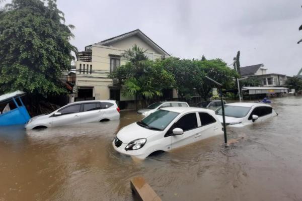 Hujan mengguyur sejak sejak sore hingga malam sehingga sejak dini hari banjir sudah menyapa warga Bekasi.
