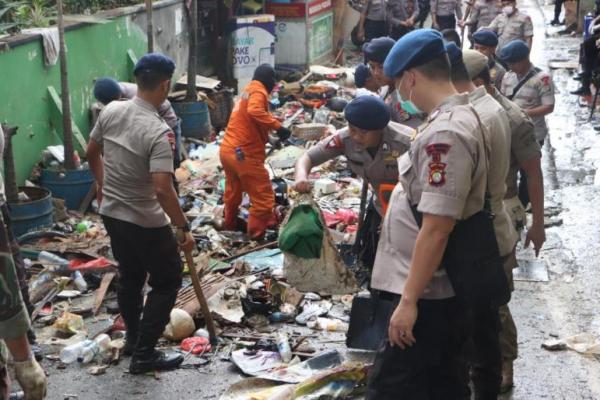 Panglima TNI dan Kapolri memberi bantuan dan juga himbauan kepada warga korban banjir di Jakarta. Simak yuk.