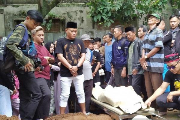 Sule mengenakan kopiah dan baju kaos hitam menghadiri prosesi pemakaman mantan istrinya di pemakaman keluarga, Jalan Sekelimus, Kecamatan Bandung Kidul, Kota Bandung
