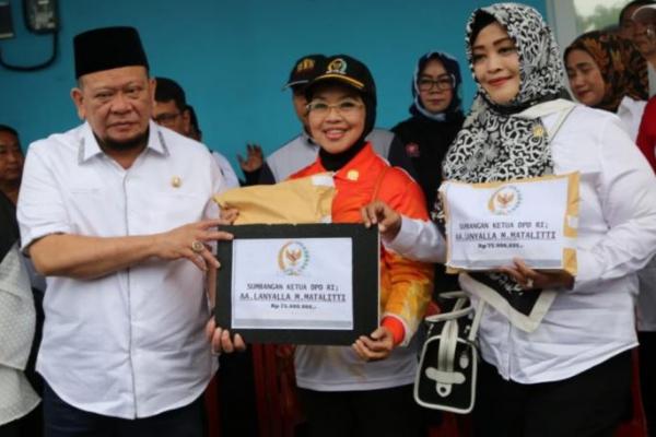 Ketua DPD RI AA Lanyalla Mahmud Mattalitti memberikan santunan kepada korban banjir di sejumlah titik di Jakarta dan Bekasi.