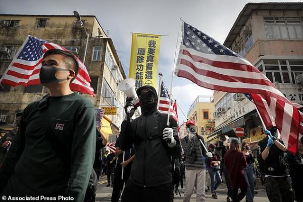 Para pengunjuk rasa di Hong Kong melakukan aksi long march melalui kota perbatasan Hong Kong-China, pada Minggu (5/1)