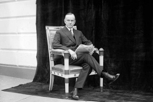 Pada 5 Januari 1933, mantan Presiden Calvin Coolidge meninggal karena trombosis koroner di rumahnya di Northampton, Mass., Pada usia 60.