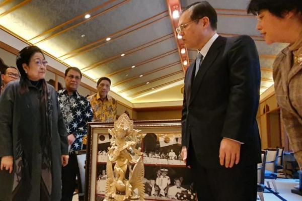 Selain Gus Dur, Wakil Presiden Jusuf Kalla dan Presiden Susilo Bambang Yudhoyono, Megawati juga terima honoris causa dari universitas Soka Jepang