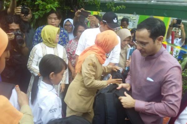 Nadiem Anwar Makarim meninjau sekolah rusak di SD Negeri Cirimekar 02, Cibinong, Jawa Barat pada Senin (6/1) pagi.