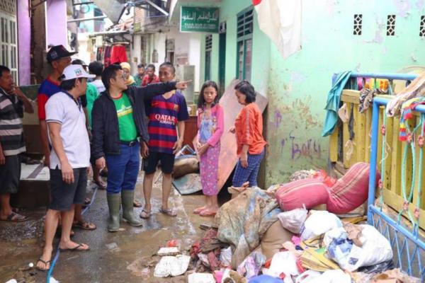 Pria berjuluk Panglima Santri itu tak segan-segan bersalaman dan bercengkrama dengan warga yang sedang membersihkan rumah yang dipenuhi sampah dan lumpur.