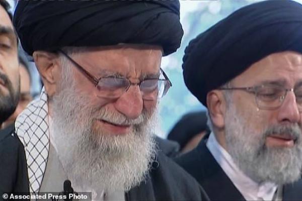 Ayatollah Ali Khamenei juga mengatakan kepada makmum yang meneriakkan 
