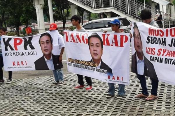KAKI melaporkan Wakil Ketua DPR RI Azis Syamsuddin ke Komisi Pemberantasan Korupsi (KPK) terkait dugaan penerimaan fee DAK Kabupaten Lampung Tengah sebesar delapan persen pada 2017.