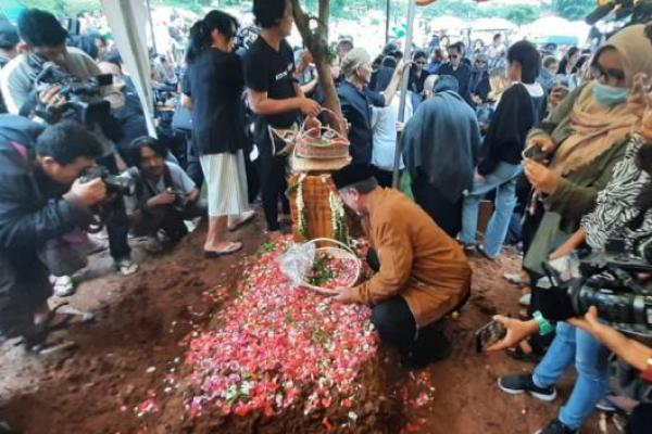 Jenazah Ria Irawan dikebumikan di TPU Tanah Kusir, Jakarta Selatan. Suami tercinta tak kuasa menanhan tangis.